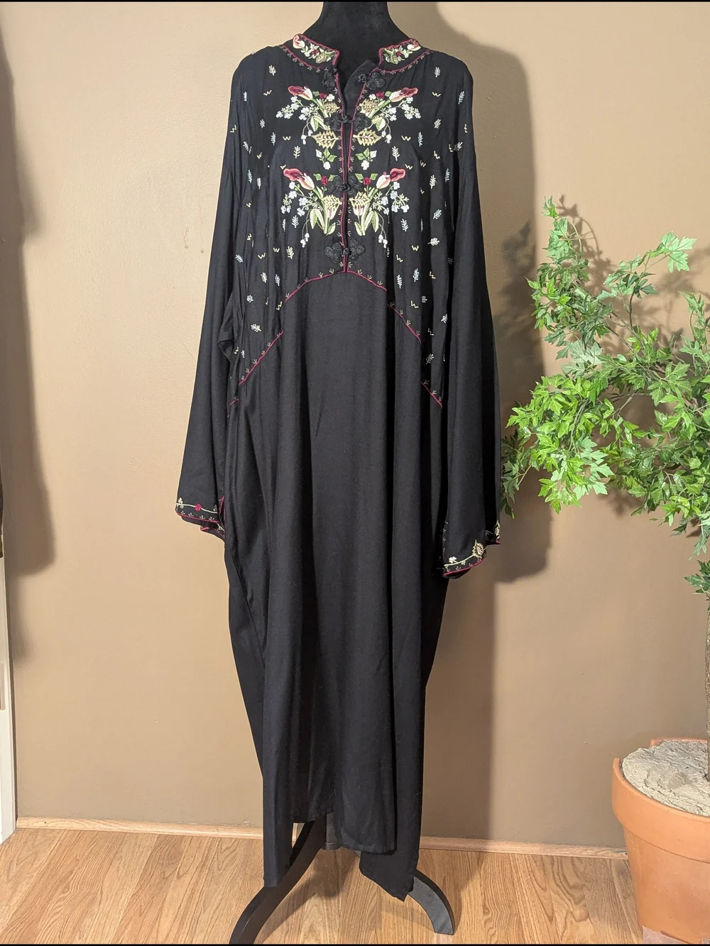 NWT. Roaman's Black Maxi Dress with Floral Embroidery. Sz 34/4X.